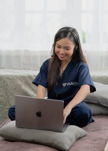 virtual assistant facing her laptop, virtual medical scribe companies