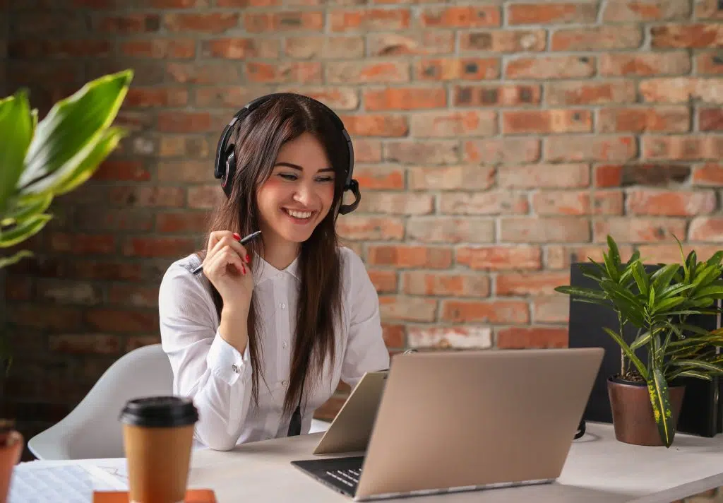 medical-virtual-assistant-quality-assurance-woman-customer-service-worker