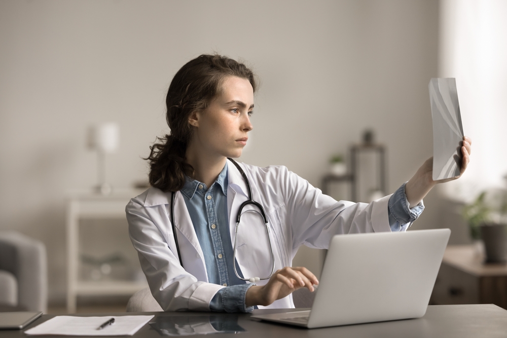 A female medical scribe has knowledge of technology.