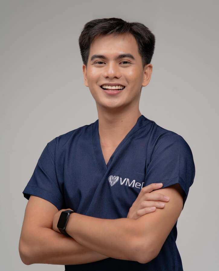 A male dental virtual assistant smiling while in pose