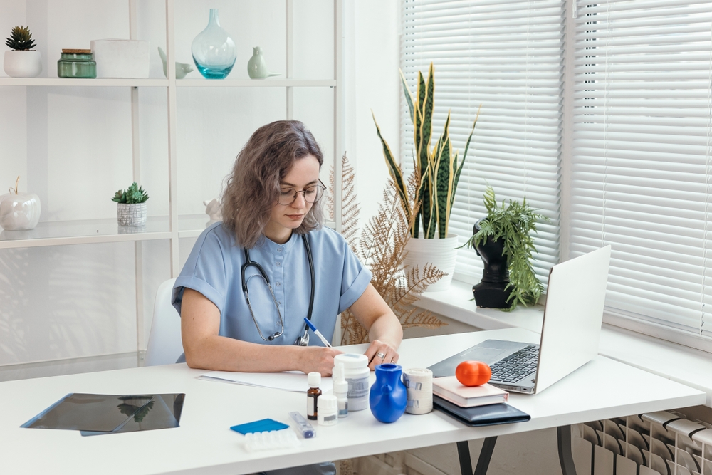 Medical scribe documenting patienst records