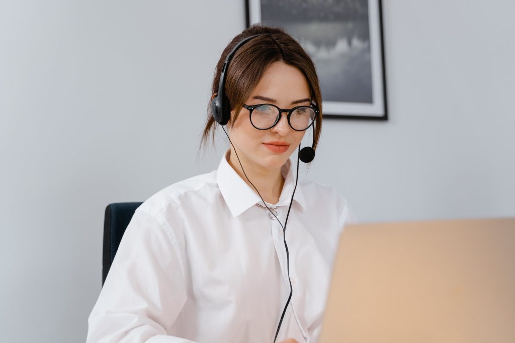 medical scribe virtual a woman wearing a headset