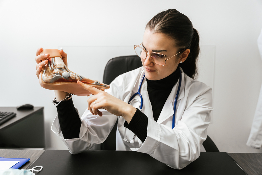 podiatrist medical virtual scribe points a sample foot.