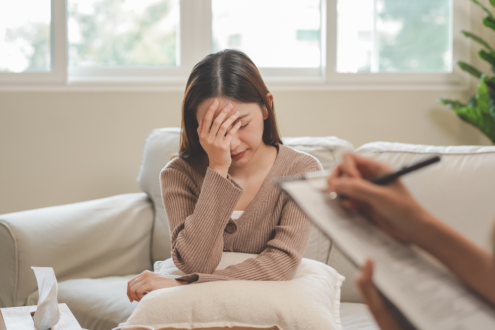 psychologist writing down something while patient having a breakdown, psychiatrist medical virtual scribe